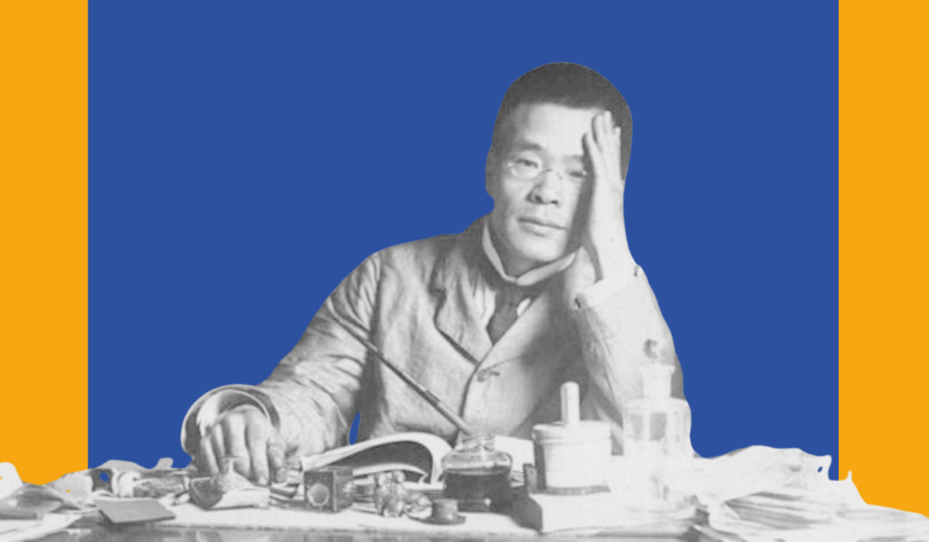 Ritratto fotografico d’epoca di D.T. Suzuki seduto alla scrivania, circondato da libri e carte