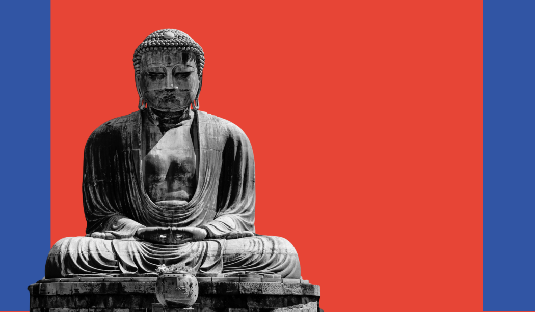Statua del Grande Buddha di Kamakura su sfondo rosso e blu